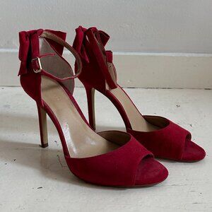 Red suede pump with bow detail